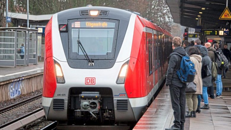 Punëtorët e hekurudhave kërkojnë rritjen e pagave të tyre, transporti hekurudhor në ndërprerje