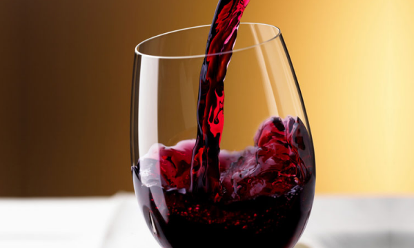 Një gotë verë në ditë ndalon rrezikun e kësaj sëmundjeje të përhapur