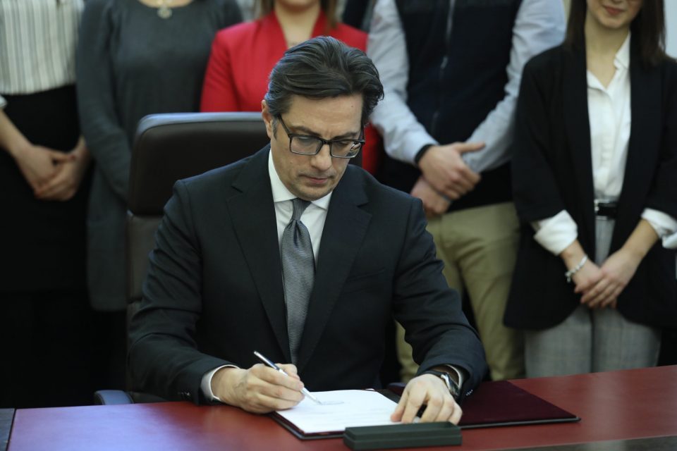 Pendarovski nënshkroi ligjet e miratuara në Kuvend