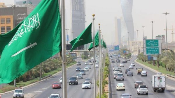 Koronavirusi: Arabia Saudite ndalon fluturimet, autobusët, taksitë dhe trenat