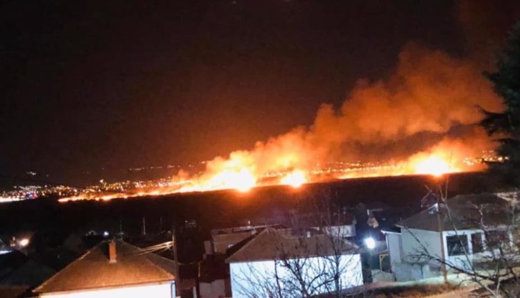 Zjarr i madh shpërthen në Haraçinë (FOTO)