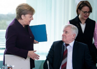 Plas gallata në sallë, i frikësuar nga koronavirusi ministri nuk i jep dorën Merkel (VIDEO)