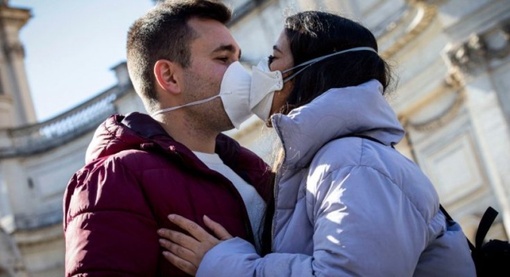 A transmetohet koronavirusi nëpërmjet puthjeve?