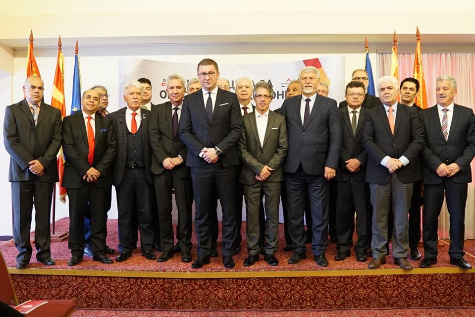 Mickoski nënshkruan marrëveshje me 15 parti të vogla, premton rindërtim të Maqedonisë