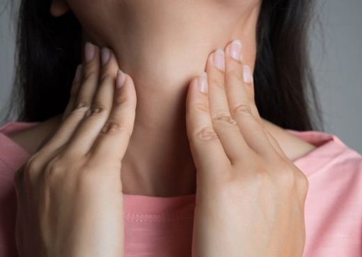 4 shenjat paralajmëruese që iu dërgon trupi kur gjëndra tiroide ka dalë jashtë kontrollit