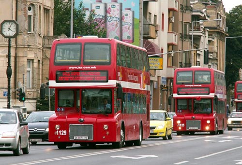 Transporti urban me rregulla të reja, distancë e domosdoshme prej dy metrave mes udhëtarëve