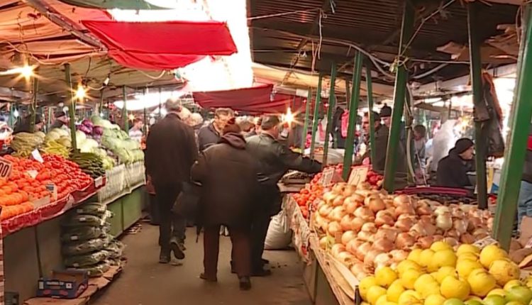 Qytetarët vërshojnë marketet dhe tregjet