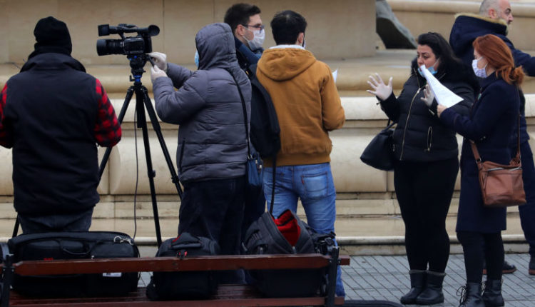 Filloi skriningu i gazetarëve në Maqedoni, në fazën e parë mbi 500 gazetarë do të testohen për coronavirus