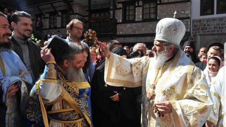 Qindra besimtarë ortodoksë në Strugë festuan pa maska dhe pa largësi trupore