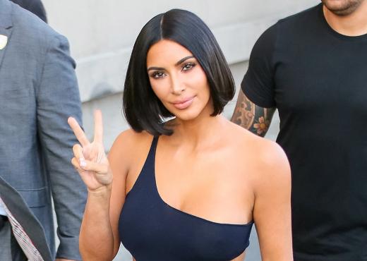 Kim Kardashian “çmend” nga shtëpia në Malibu, zhvishet dhe tregon super format (FOTO LAJM)