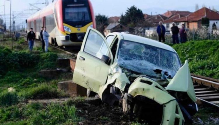 Aksident i tmerrshëm në Maqedoni, treni godet veturën me 5 udhëtarë