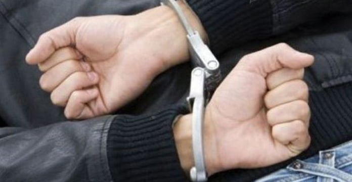 Kërcënoi me armë një polic, arrestohet 28-vjeçari nga fshati Kondovë