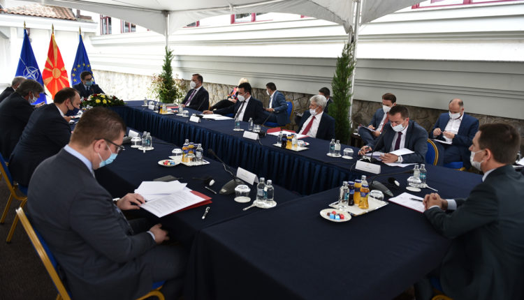 Përfundoi takimi i liderëve