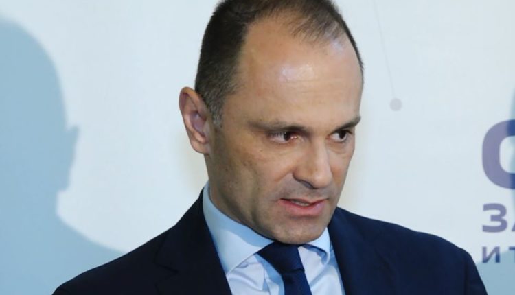 Filipçe: Shqetësuese pamjet e shkeljes së orës policore