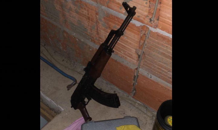 Arrestohet një banor i Haraçinës, policia gjen armatim në shtëpinë e tij