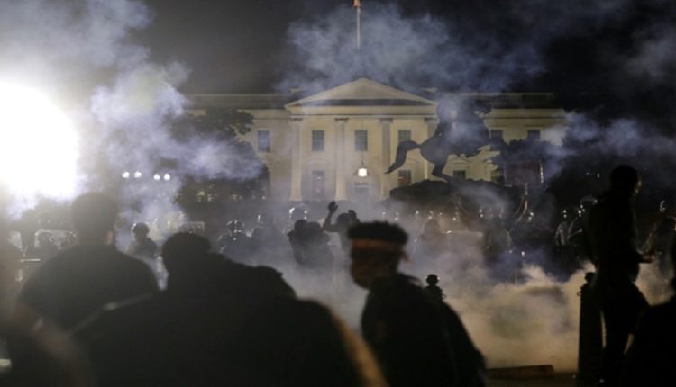 Tension në SHBA: Trump futet në bunker pasi protestuesit i afrohen Shtëpisë së Bardhë (VIDEO)