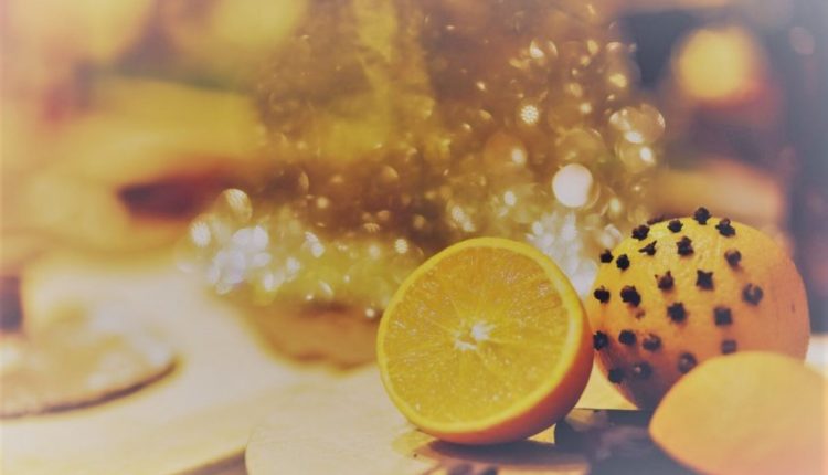 Karafil në limon ose portokall, truku efektiv për të eliminuar insektet dhe mizat. Ja si ta përgatisni…