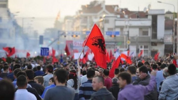 Për herë të parë në histori, shqiptarët në Maqedoni fitojnë 33 deputetë