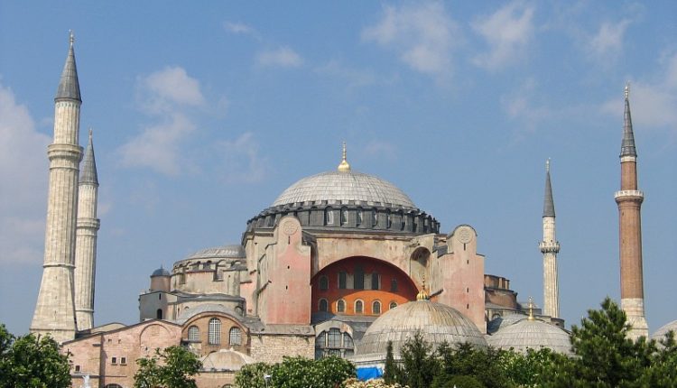 Turqia i ka caktuar tre imamë për Aja Sofian