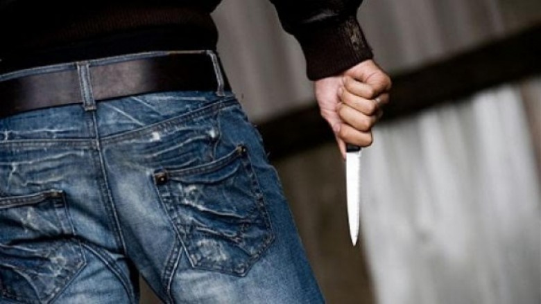 Sulmohet me thikë një adoleshent në Çair