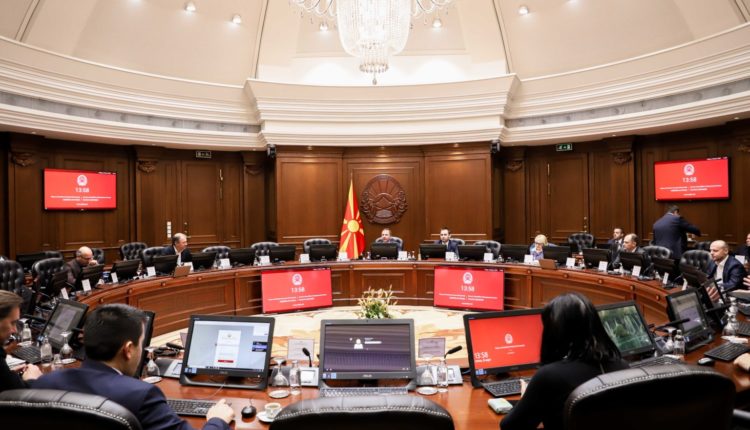 Qeveria e Maqedonisë së Veriut miratoi vendime për lokalet, pishinat, plazhet dhe vaksinën për Kovid-19