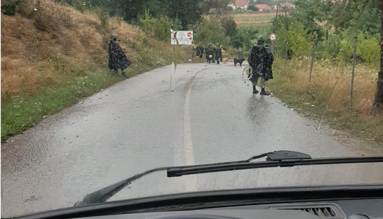 Pamje të reja, xhandarët serbë duke patrulluar në territorin e Kosovës