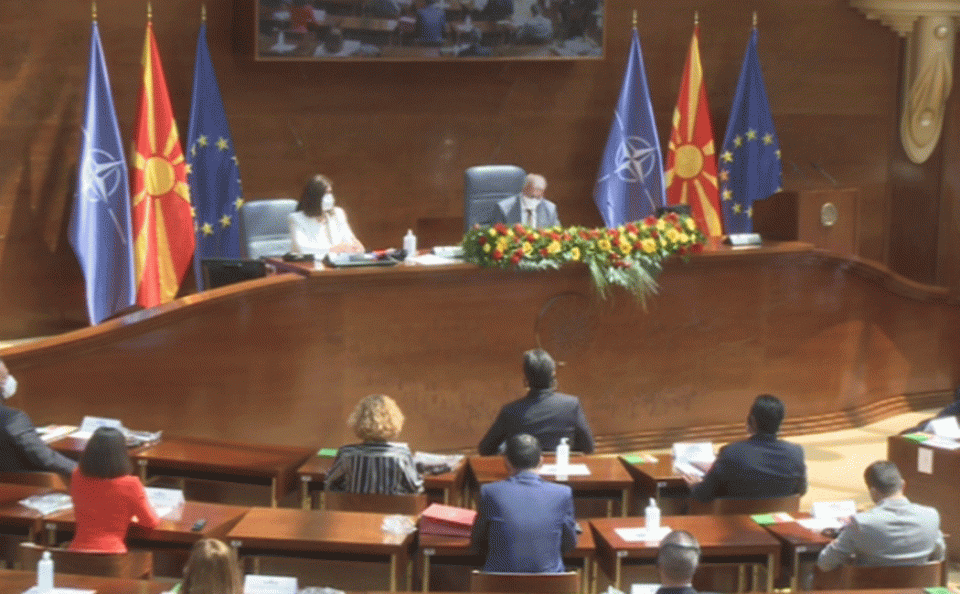 Filloi seanca për konstituimin e Kuvendit, zhvillohet nën protokolle të posaçme shëndetësore