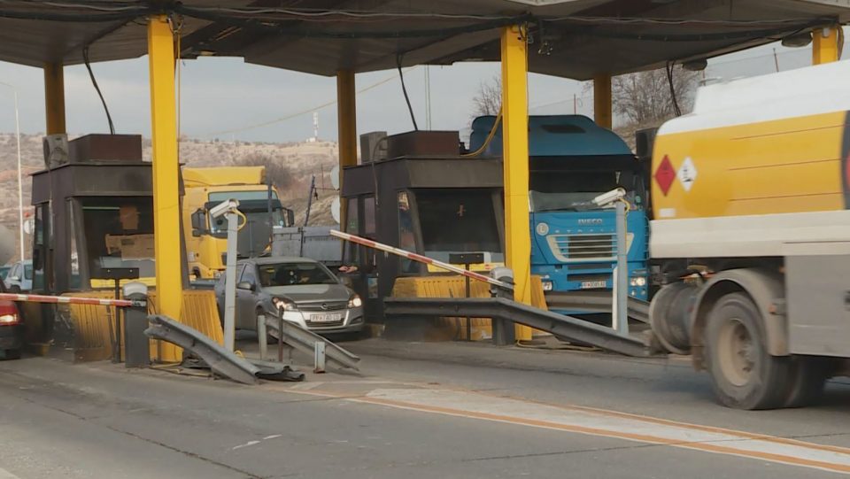 Trafiku rrugor po zhvillohet me intensitet mesatar nëpër rrugët urbane dhe interurbane të vendit