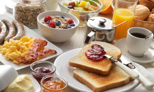 Çfarë duhet të hani në mëngjes që të jeni të ngopur gjatë gjithë ditës