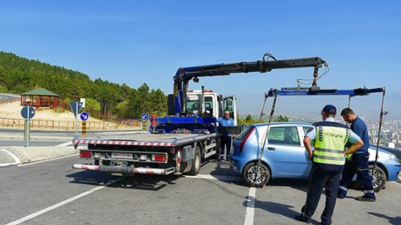 Shkup: Për një javë janë larguar 131 automjete të parkuara në mënyrë të parregullt