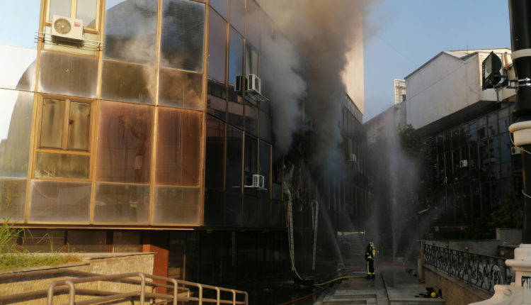 Nuk ka të lënduar në zjarrin në ndërtesën e SÇE dhe MIA, janë djegur zyrat e katit të parë