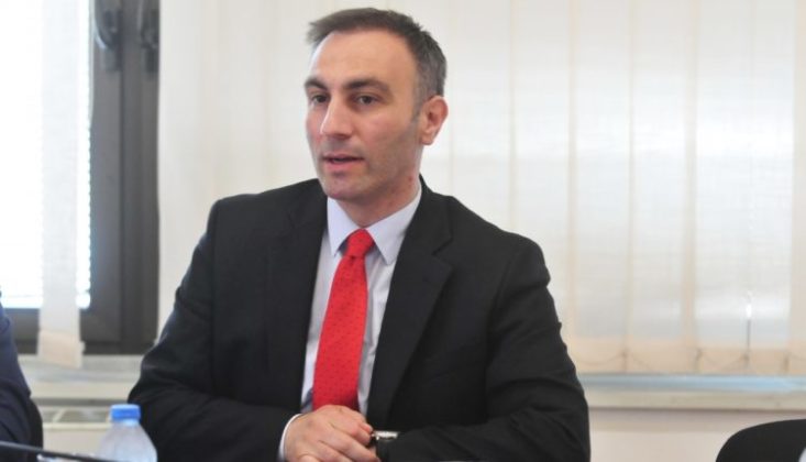 Grubi tregon se çka do të ndodh me administratorët që rrinë në shtëpi pa punë