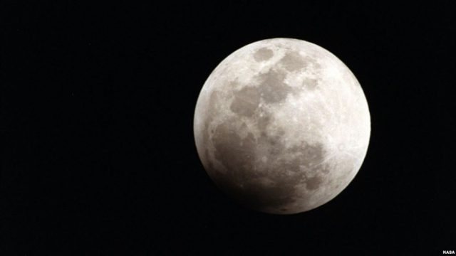 NASA konfirmon: Ka ujë në Hënë