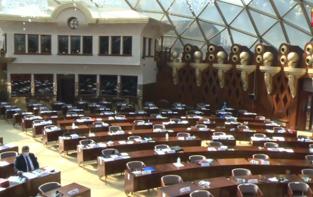 Opozita nuk pranon që deputetët në izolim të votojnë online