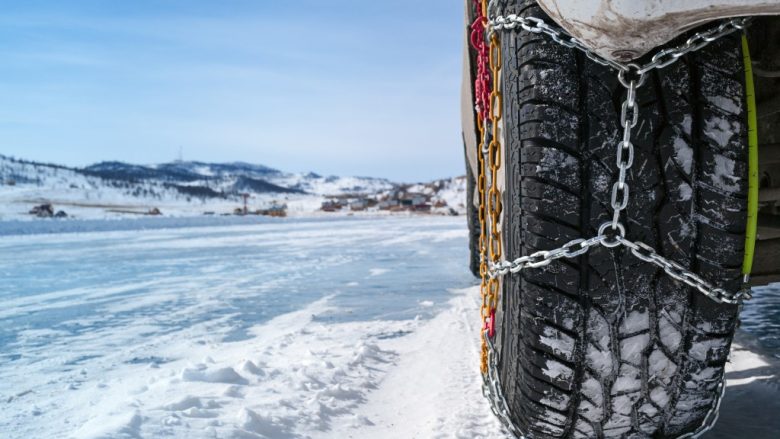 Fillon obligimi ligjor në Maqedoni për mbajtjen e pajisjeve dimërore në mjete transportuese