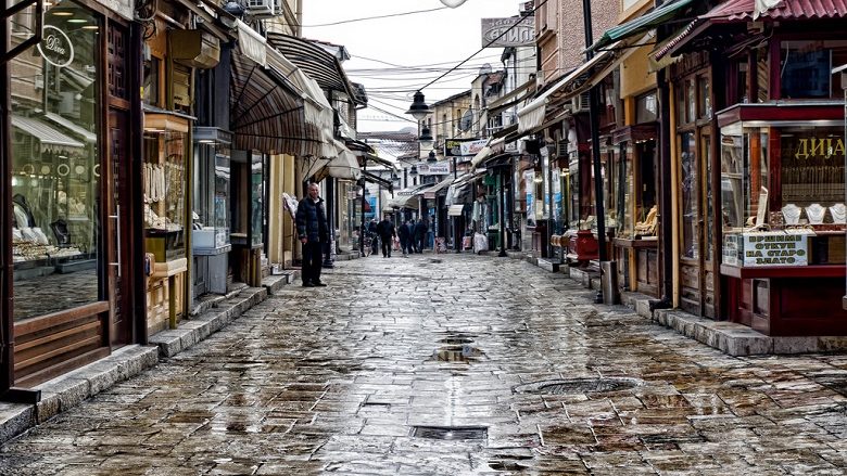 Çarshia e Shkupit po mbetet pa zejtarë