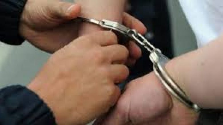 Arrestohet një person nga Tetova, i gjenden armë dhe drogë gjatë bastisjes