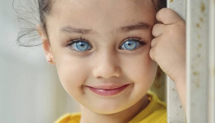 Fotografi turk na prezanton me sytë e 20 fëmijëve që shkëlqejnë si gurët e çmuar