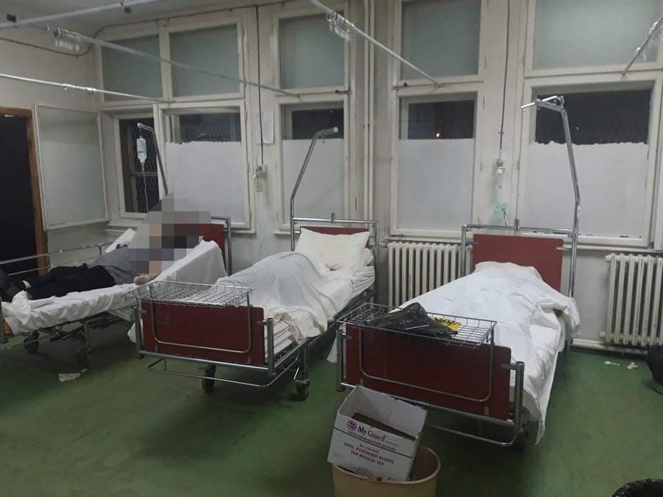 Pacientë marrin serume në dy shtretër, në dy të tjerë qëndrojnë dy kufoma, Filipçe e ka nën kontroll Spitalin e Manastirit