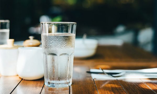 Sa gota ujë duhet t’i pini para çdo vakti për t’u dobësuar?