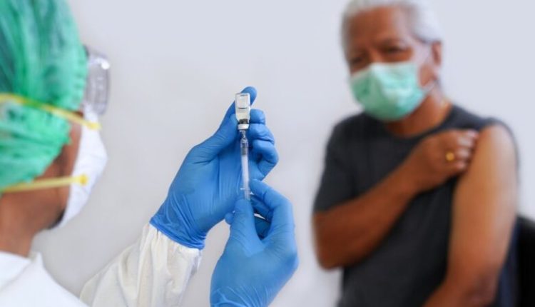 Mjekët: Pacientët të informohen për efektet anësore të vaksinës kundër Covid-19