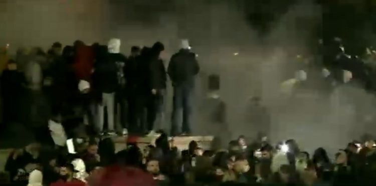 Tensione në Tiranë, policia përdor gaz lotsjellës (VIDEO)