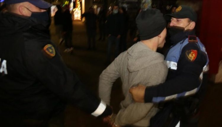 Nga gazi lotsjellës tek shkulja e tabelave rrugore, çfarë ndodhi sonte në Tiranë