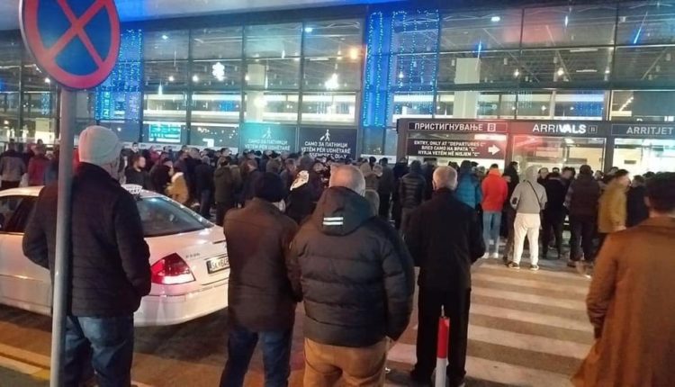 Kështu dukej sonte aeroporti i Shkupit, në pritje të mërgimtarëve shqiptarë (FOTO)