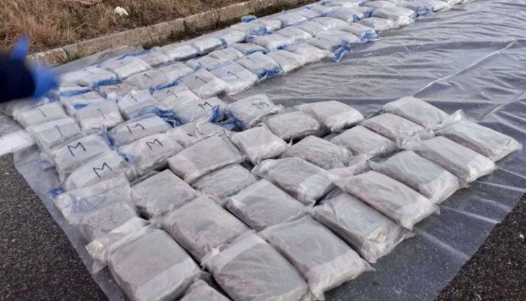 (FOTO) Konfiskohen 100 kg marijuhanë, arrestohen tre persona