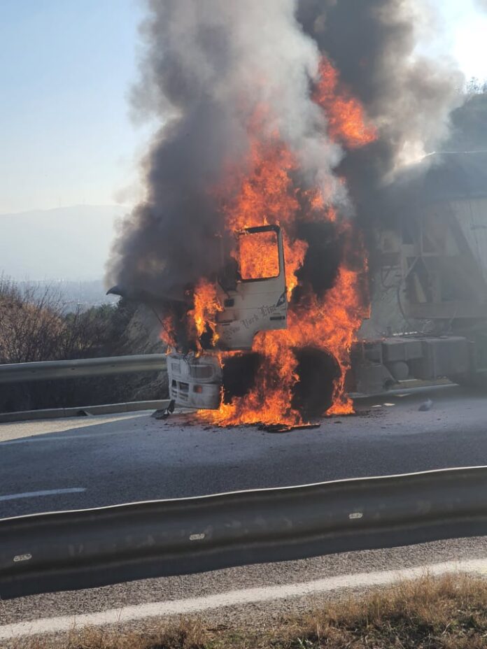 Zjarri shkrumbon një kamion në afërsi të Qarkores në Saraj (Foto)