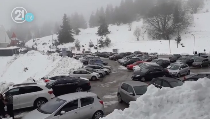 Kodra e Diellit vërshohet nga vizitorët! 3 kilometra në këmbë për shkak mungesës së parkingjeve (VIDEO)