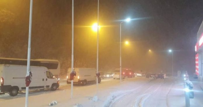 Ndalet komunikacioni në rrugën Mavrovë – Dibër, shkaku i reshjeve të borës