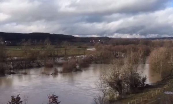 Shembet rruga, fshati Gjocaj i Junikut bllokohet pas reshjeve të shiut (VIDEO)