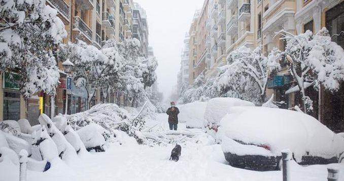 Evropë, jepet alarmi/ Borë e ngrica në Greqi ‘bëhet plazh’